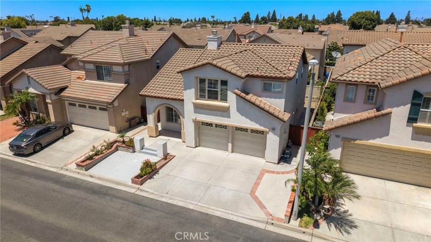 Stunning beautifully upgraded single family detached home in the - photo 3