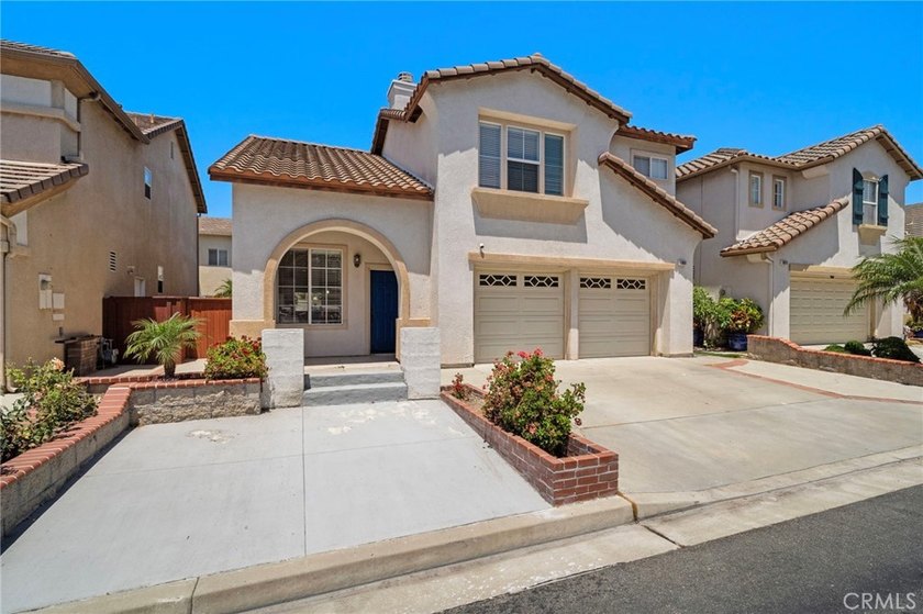Stunning beautifully upgraded single family detached home in the - photo 4