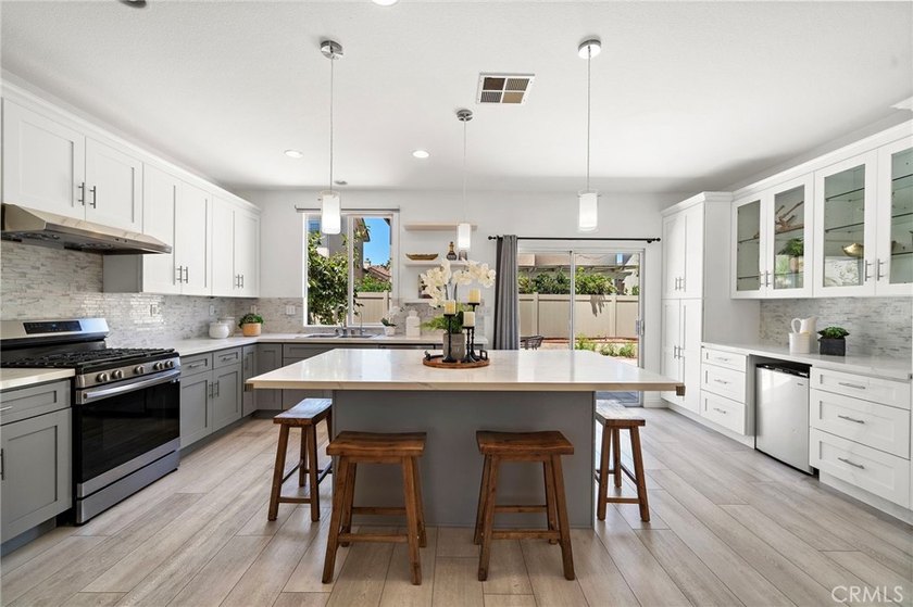 Stunning beautifully upgraded single family detached home in the - photo 10