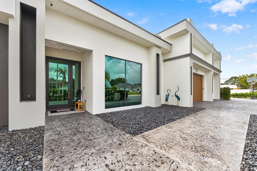 A contemporary, elegantly designed 4,715 sq ft, 4 BR, 5.5 BA - photo 12