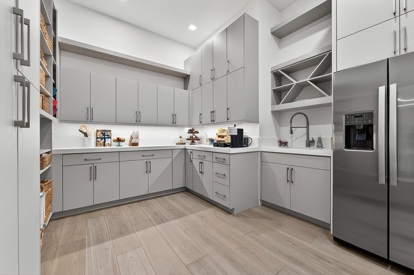 A contemporary, elegantly designed 4,715 sq ft, 4 BR, 5.5 BA - photo 23