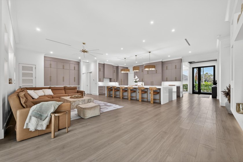 A contemporary, elegantly designed 4,715 sq ft, 4 BR, 5.5 BA - photo 24