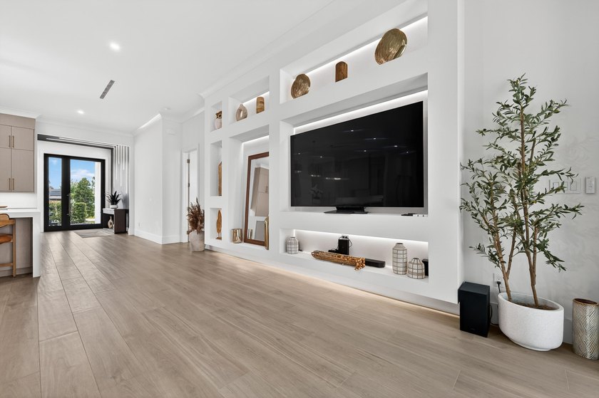 A contemporary, elegantly designed 4,715 sq ft, 4 BR, 5.5 BA - photo 27