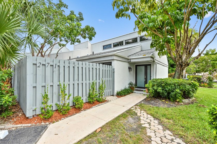 Corner unit villa features 2 bed, 2 bath, large den (could be a - photo 3