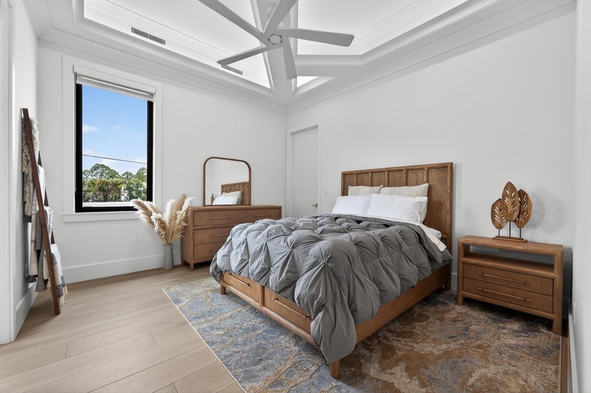 A contemporary, elegantly designed 4,715 sq ft, 4 BR, 5.5 BA - photo 36