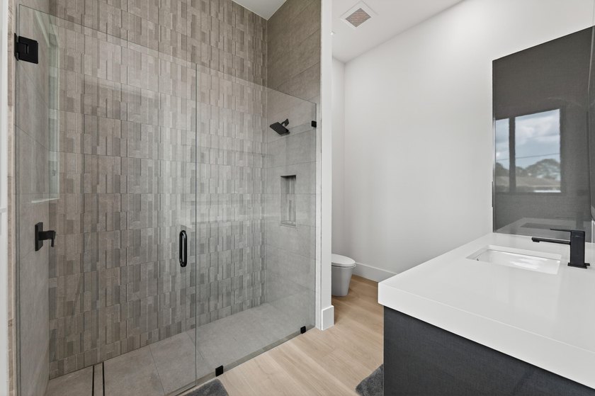 A contemporary, elegantly designed 4,715 sq ft, 4 BR, 5.5 BA - photo 41