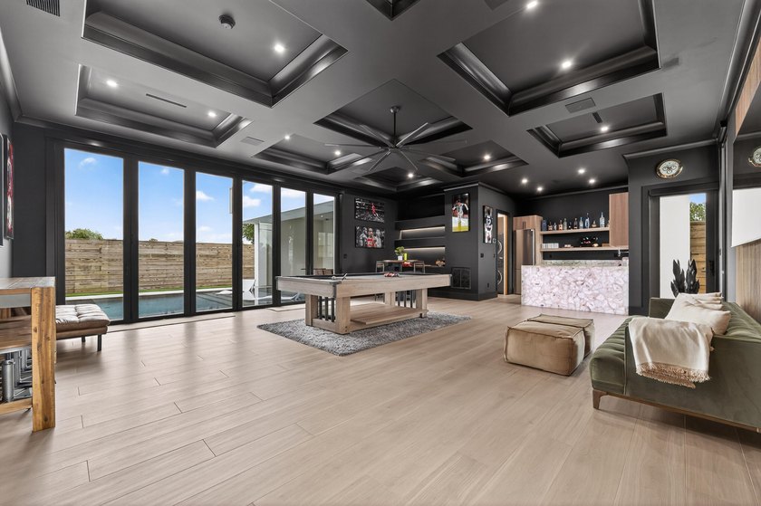 A contemporary, elegantly designed 4,715 sq ft, 4 BR, 5.5 BA - photo 47