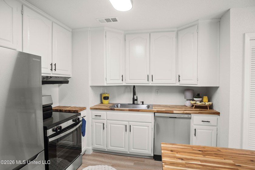Welcome to a beautifully renovated 4-bedroom, 2-bath residence - photo 12