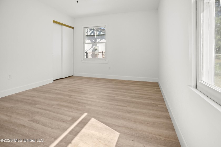 Welcome to a beautifully renovated 4-bedroom, 2-bath residence - photo 20