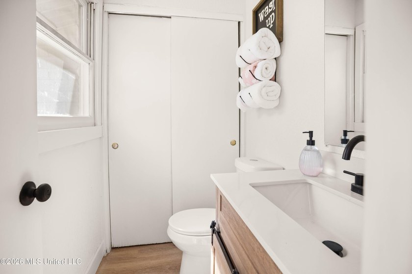 Welcome to a beautifully renovated 4-bedroom, 2-bath residence - photo 23