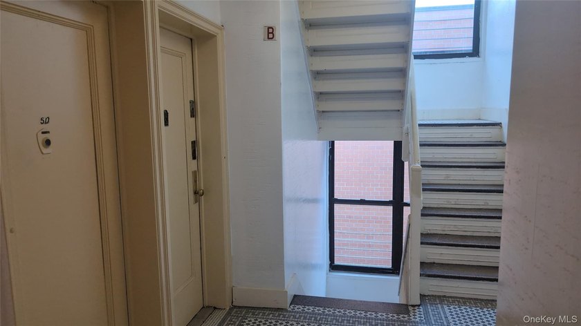 Commuter's Dream - Steps from 7-Train, LIRR, and Global Dining - photo 8