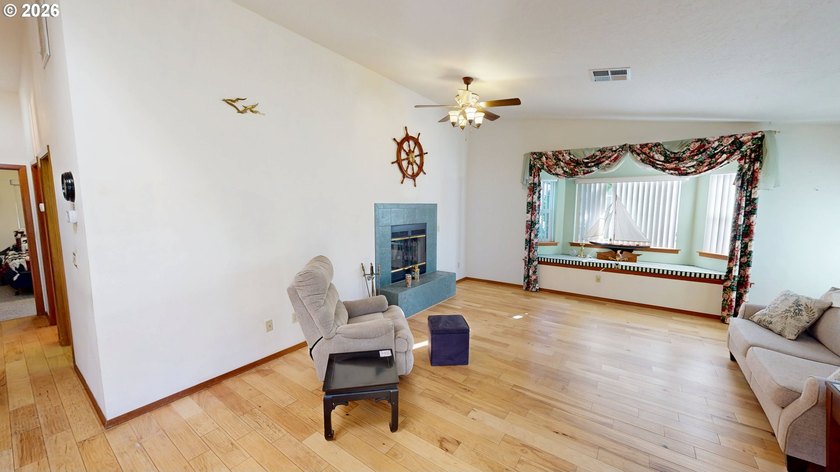 IMMACULATELY maintained home near Harris Beach, and in a quiet - photo 4