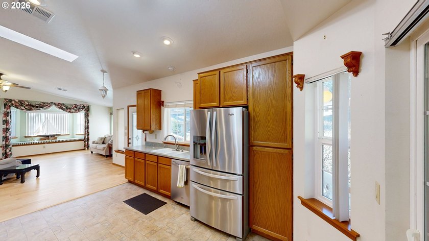 IMMACULATELY maintained home near Harris Beach, and in a quiet - photo 10