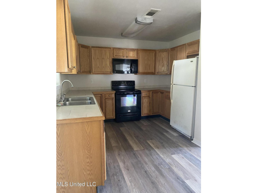 MOVE IN READY! NOT IN FLOOD ZONE! Great for first time home - photo 17