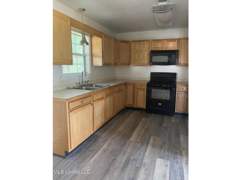 MOVE IN READY! NOT IN FLOOD ZONE! Great for first time home - photo 18