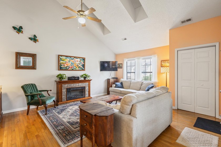 Amazing 2BR/2.5BA end-unit townhome located in the heart of - photo 12