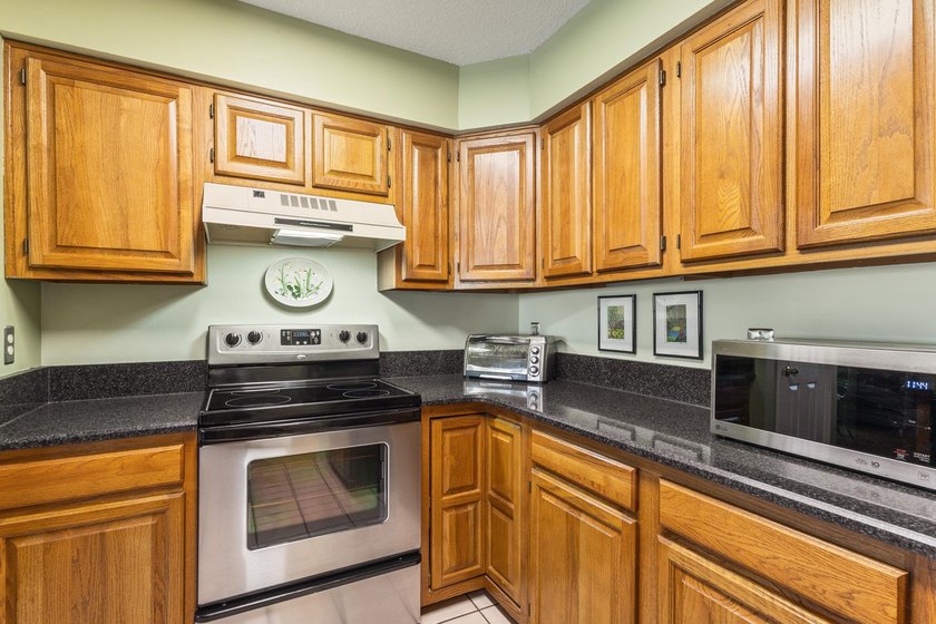 Amazing 2BR/2.5BA end-unit townhome located in the heart of - photo 18