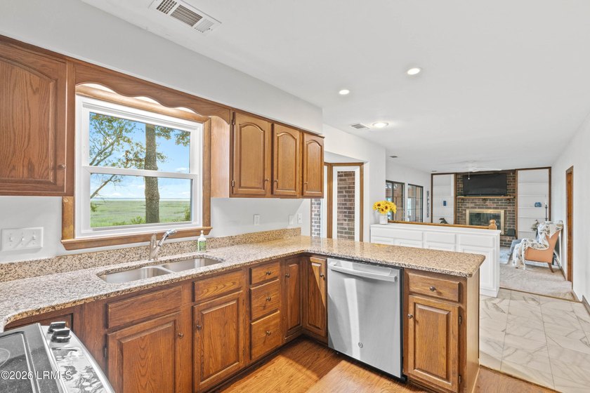 A perfect blend of waterfront serenity and everyday comfort - photo 16