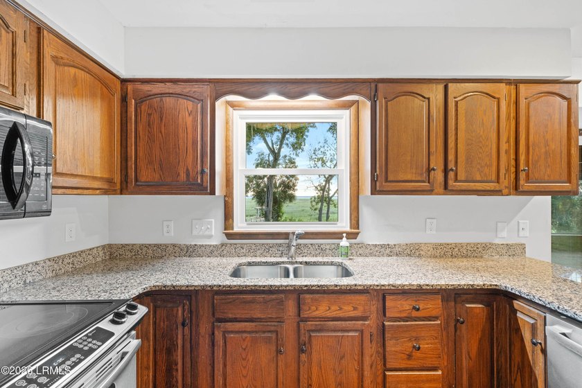 A perfect blend of waterfront serenity and everyday comfort - photo 17