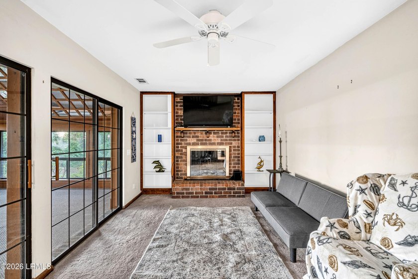 A perfect blend of waterfront serenity and everyday comfort - photo 34