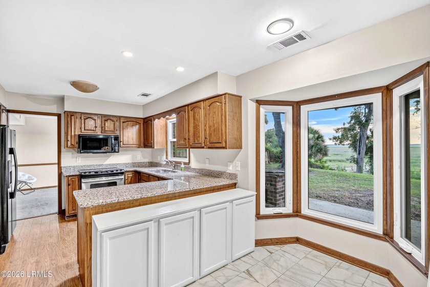 A perfect blend of waterfront serenity and everyday comfort - photo 37