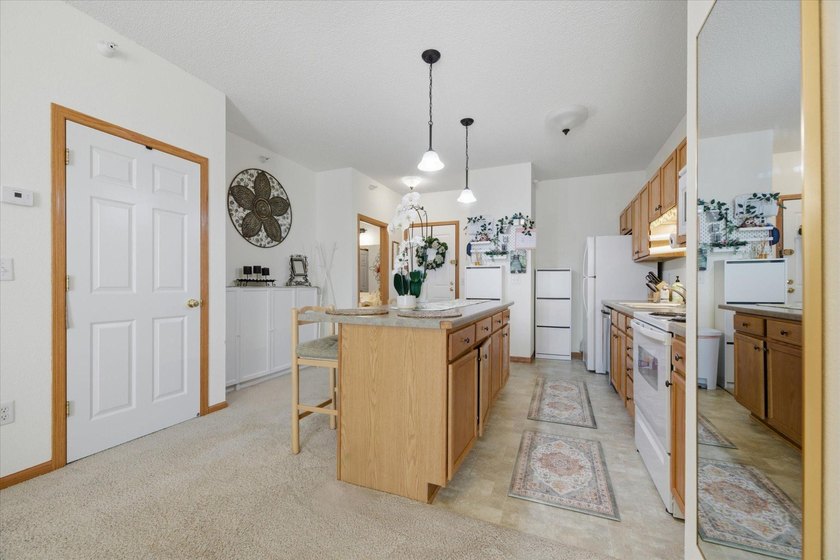 Affordable, modern condo with a bright south-facing exposure - photo 6