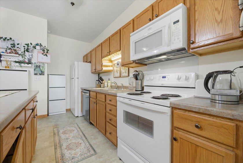Affordable, modern condo with a bright south-facing exposure - photo 7