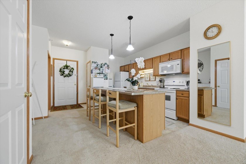 Affordable, modern condo with a bright south-facing exposure - photo 9