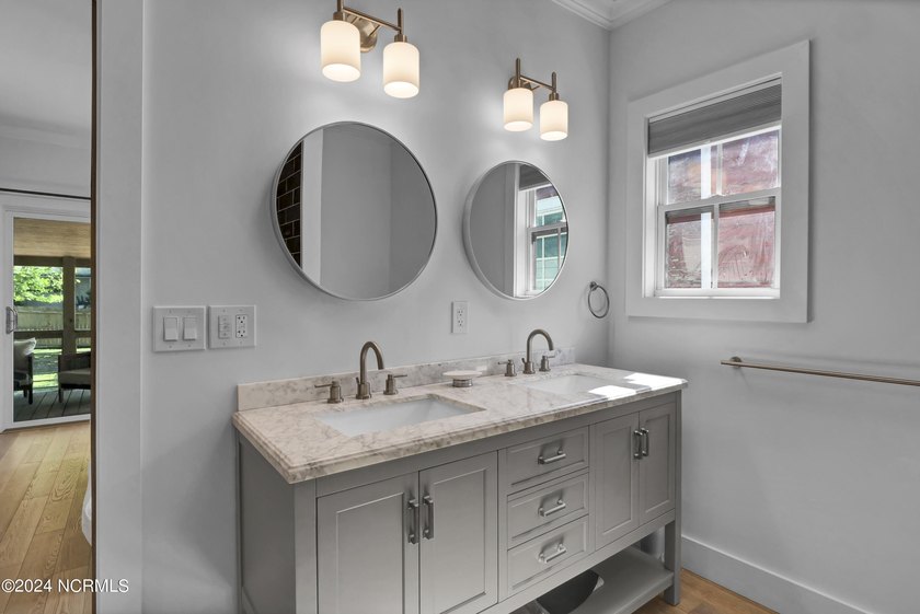 This beautifully renovated 3-bedroom, 2-bath modern bungalow - photo 11