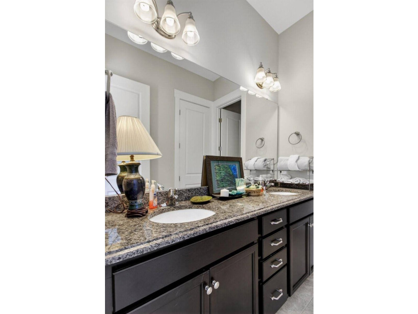 Welcome to this beautifully maintained 4 bedroom, 3.5 bath home - photo 15