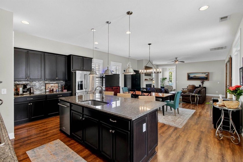 Welcome to this beautifully maintained 4 bedroom, 3.5 bath home - photo 20