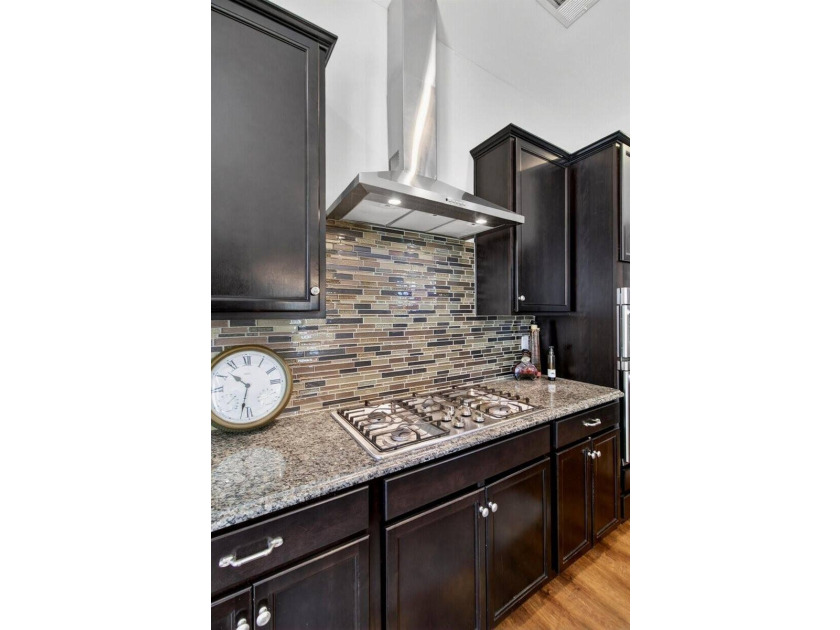 Welcome to this beautifully maintained 4 bedroom, 3.5 bath home - photo 23
