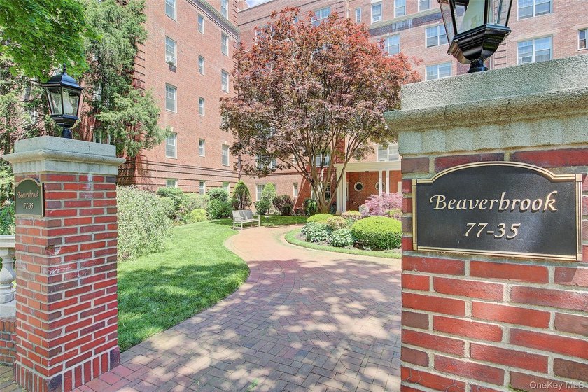 WELCOME TO FOREST HILLS SOUTH. DELUXE STUDIO APARTMENT. Very - photo 2