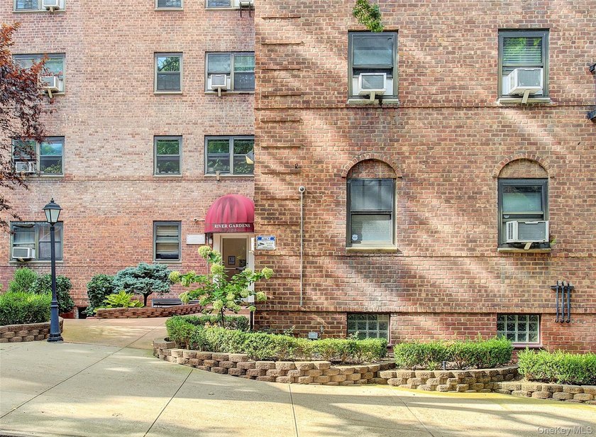 Welcome to River Gardens, Pet friendly building in the heart of - photo 2