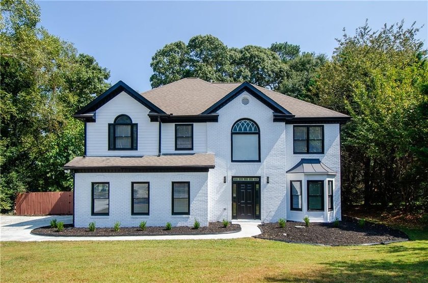Beautifully Renovated 5 Bedroom 3.5 Bath Brick Front Home In The - photo 3