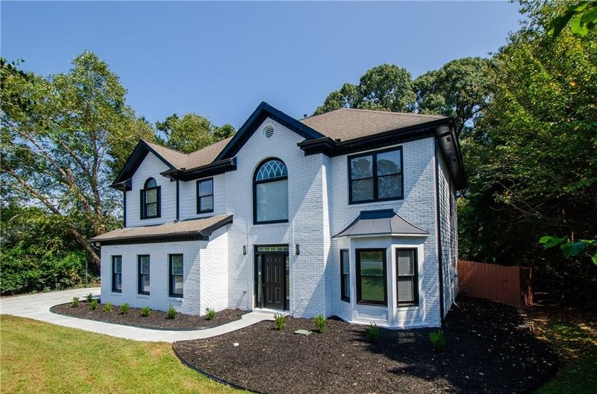Beautifully Renovated 5 Bedroom 3.5 Bath Brick Front Home In The - photo 4