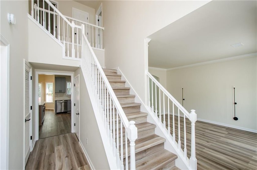 Beautifully Renovated 5 Bedroom 3.5 Bath Brick Front Home In The - photo 7