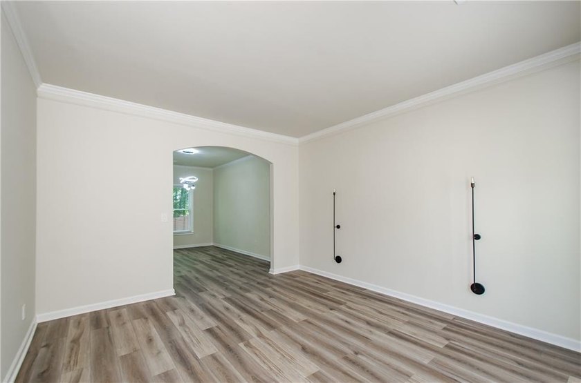 Beautifully Renovated 5 Bedroom 3.5 Bath Brick Front Home In The - photo 8