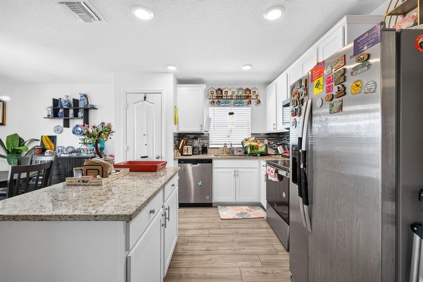 Welcome to comfort, style, and an energy efficient home! This - photo 11