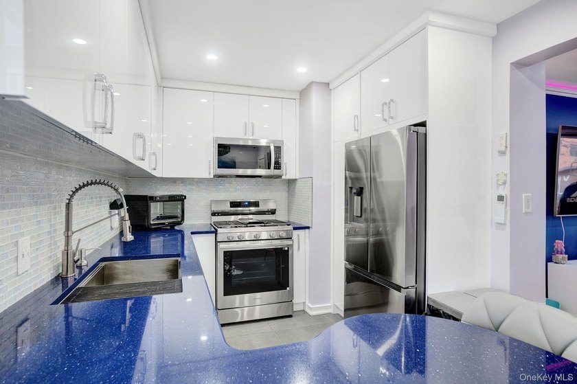 Rare Bayside Offering with Private Basement &amp; Separate Entrance - photo 12