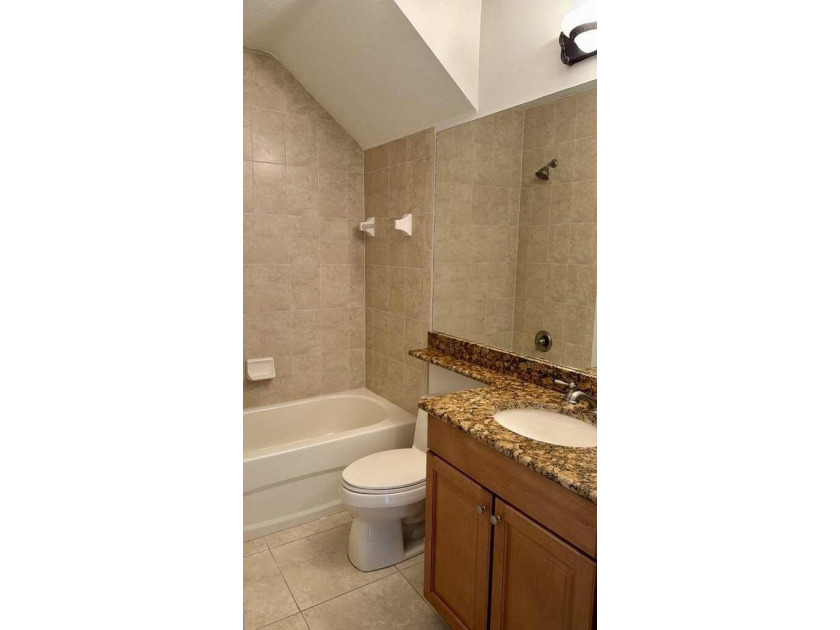 Beautifully maintained 3-bedroom plus loft townhome in Central - photo 14