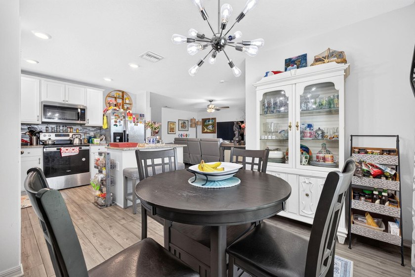 Welcome to comfort, style, and an energy efficient home! This - photo 15