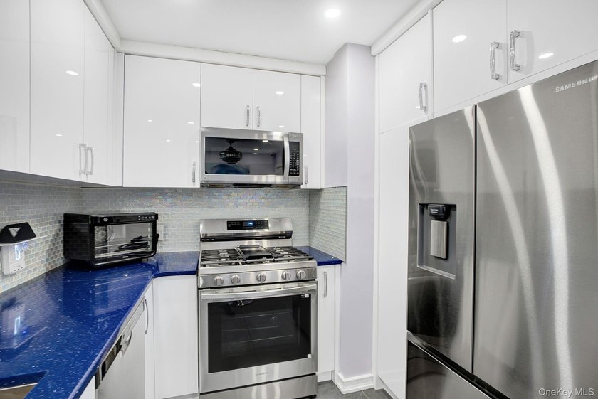 Rare Bayside Offering with Private Basement &amp; Separate Entrance - photo 17