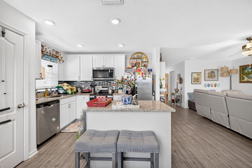 Welcome to comfort, style, and an energy efficient home! This - photo 17