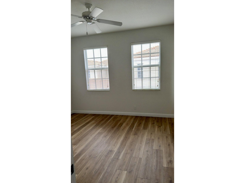 Beautifully maintained 3-bedroom plus loft townhome in Central - photo 18