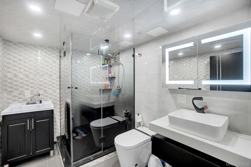 Rare Bayside Offering with Private Basement &amp; Separate Entrance - photo 19