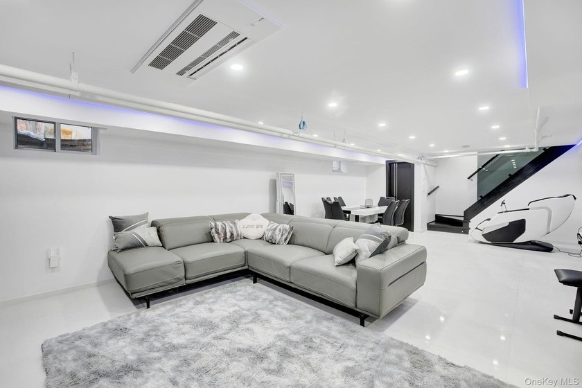 Rare Bayside Offering with Private Basement &amp; Separate Entrance - photo 26
