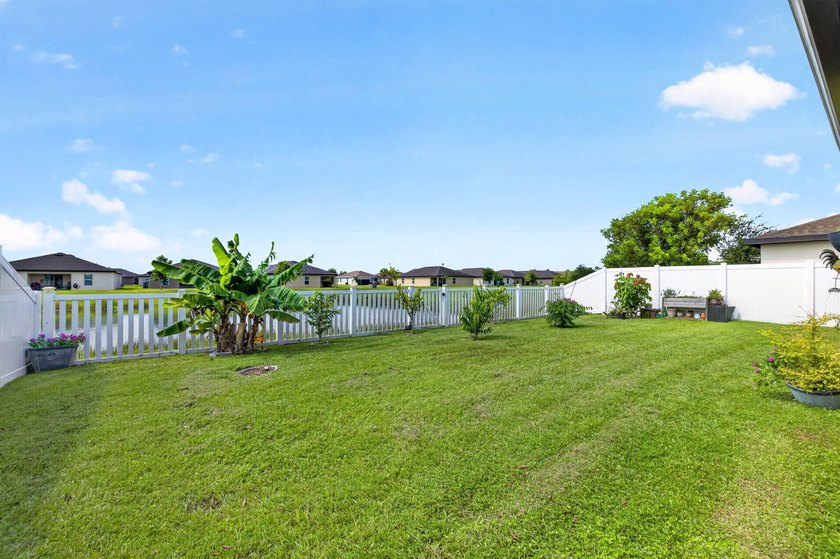 Welcome to comfort, style, and an energy efficient home! This - photo 38