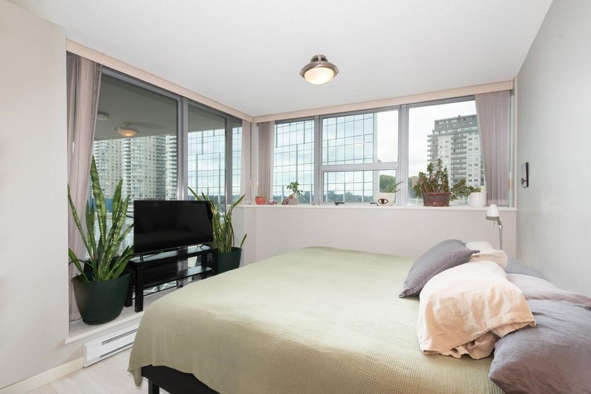 Welcome to InterUrban! This bright northwest corner home offers - photo 17