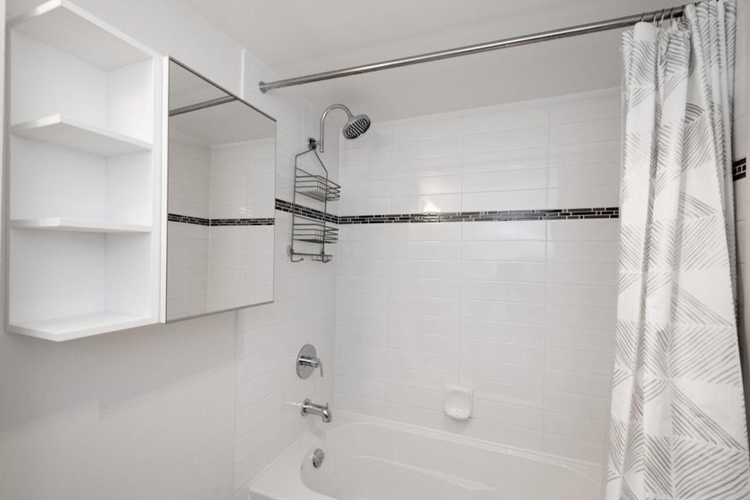 Welcome to InterUrban! This bright northwest corner home offers - photo 19